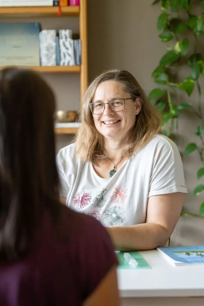 Barbara im Gespräch mit einer Klientin